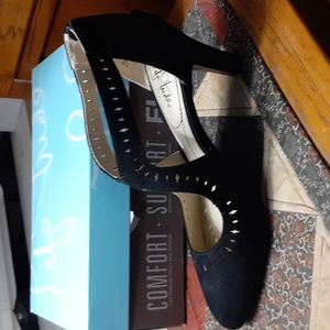 Life Stride Giovanna soft flex pump, size 8.5 black, faux suede. New